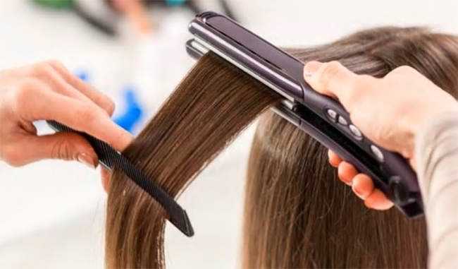 बालों को स्ट्रेट करते समय रखें इन बातों का ध्यान, नहीं होगा कोई नुकसान -  things to take care while doing hair straightening with flat iron in hindi
