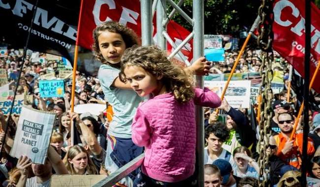 जलवायु परिवर्तन को लेकर पूरी दुनिया में विरोध प्रदर्शन, सड़कों पर उतरे स्कूली बच्चे