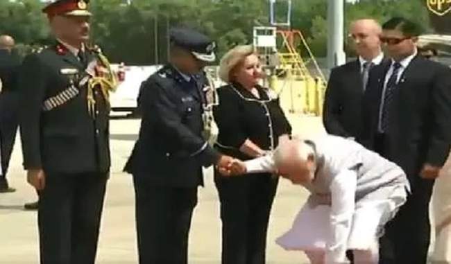 US में प्रोटोकॉल तोड़कर PM मोदी ने पेश की स्वच्छता की मिसाल, जमीन पर झुककर उठाये गिरे हुये फूल