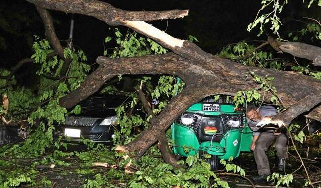 बारिश से बेहाल पटना में ऑटो पर पेड़ गिरा, एक बच्ची समेत चार की मौत