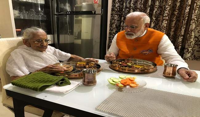 prime-minister-narendra-modi-met-his-mother-in-gandhinagar