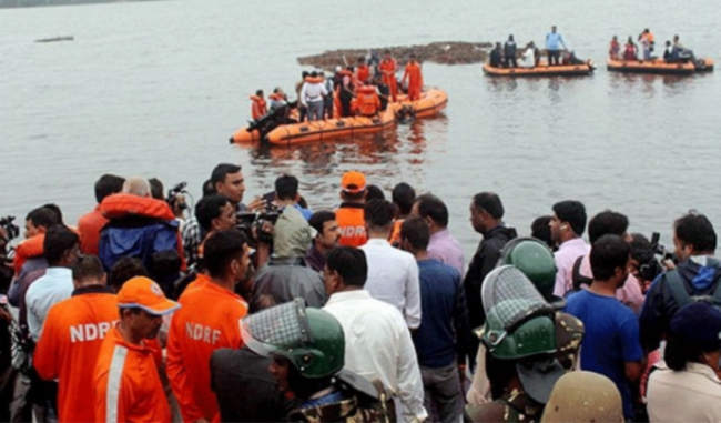 12-dead-as-tourist-boat-capsizes-in-godavari-andhra-pradesh