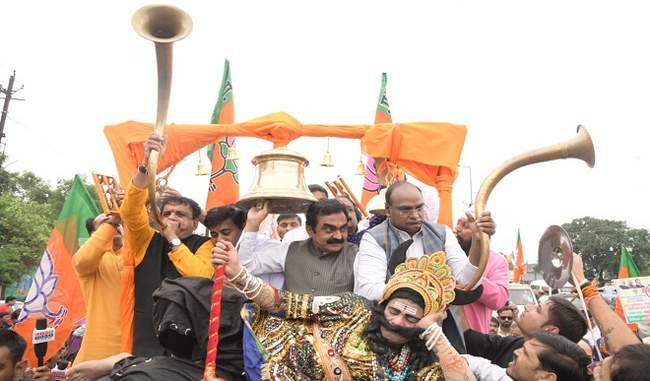 bjp-and-congress-come-face-to-face-with-ghantanad-vs-dhol-bajo-campaign-in-madhya-pradesh