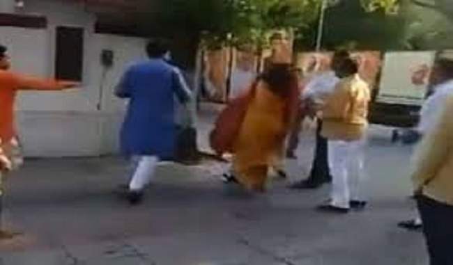 जब भाजपा नेता ने पार्टी मुख्यालय में ही पत्नी पर किया हमला