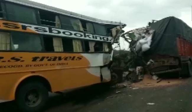 bus-hits-truck-in-maharashtra-six-dead-15-injured