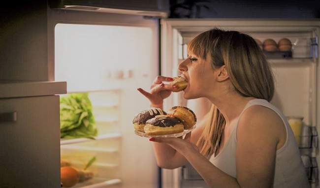 अगर आप भी रातों में उठ-उठकर खाते हैं खाना तो हो सकता है नाइट ईटिंग सिंड्रोम