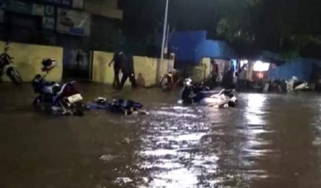 पुणे में भारी बारिश के बाद जलभराव, 12 लोगों की मौत