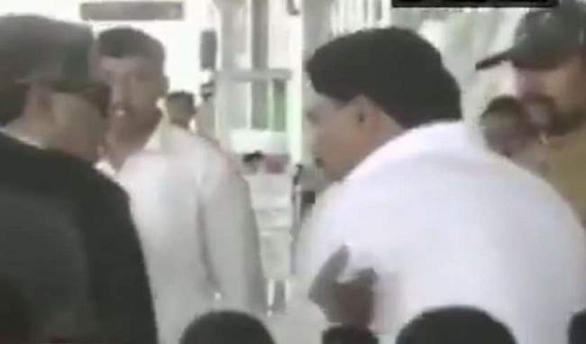 karnatakas-former-cm-siddaramaiah-slaps-his-aide-outside-mysuru-airport