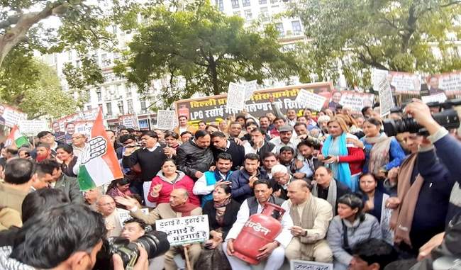 delhi-congress-protested-against-increase-in-lpg-prices-by-taking-cylinders