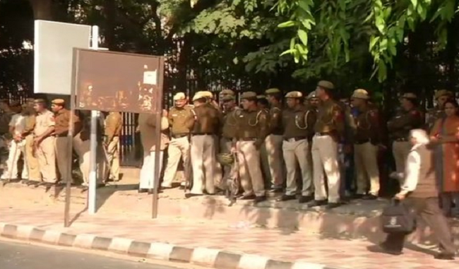 jnu-arrives-to-investigate-crime-attack-of-delhi-police