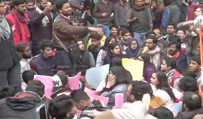 jamia-students-besiege-vc-office-demand-fir-against-delhi-police