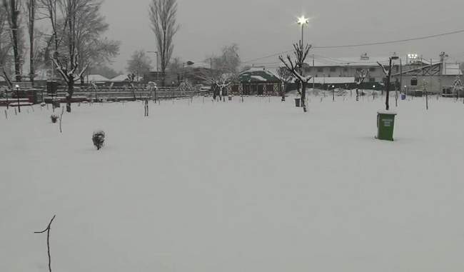 snowfall-in-kashmir-for-the-second-day-flights-affected