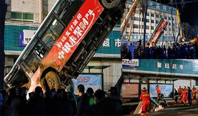 sudden-land-fall-in-china-one-bus-fell-in-it-six-people-died