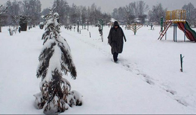 snowfall-for-the-fourth-consecutive-day-in-kashmir-air-traffic-affected