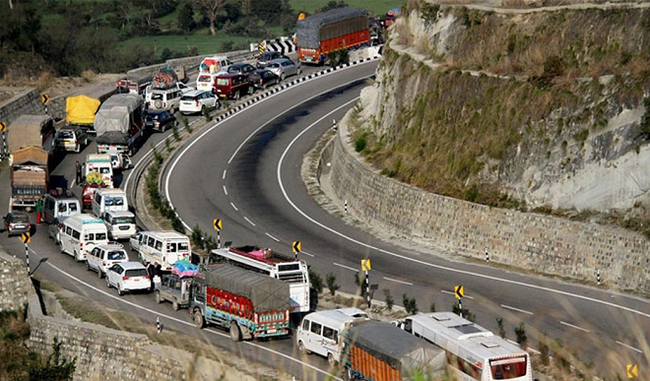 fresh-landslide-incidents-on-jammu-and-kashmir-highway-more-than-seven-thousand-vehicles-stranded