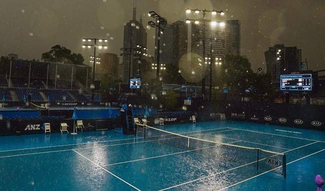 first-smoke-at-australian-open-and-now-rain-havoc-serena-and-federer-move-on