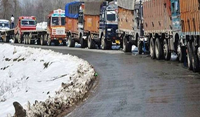 J&K में ताजा बर्फबारी, जम्मू-श्रीनगर राष्ट्रीय राजमार्ग पर यातायात बंद