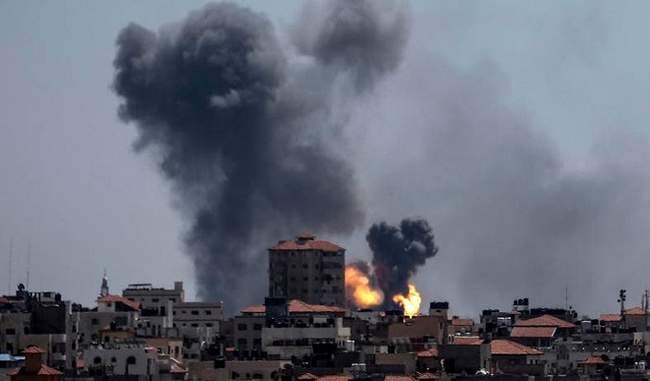 इज़राइल ने फलस्तीन के विद्रोही संगठन हमास के शासन वाले गाजा पट्टी पर हवाई हमले किए