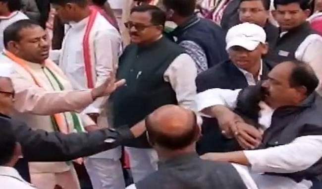 two-congress-leaders-scramble-before-kamal-nath-arrives-at-republic-day-celebrations