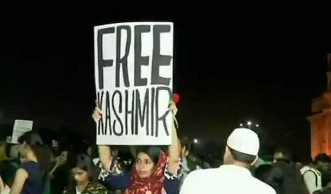 फ्री कश्मीर की तख्ती दिखाने वाली महिला के खिलाफ नहीं होगी कोई कार्रवाई