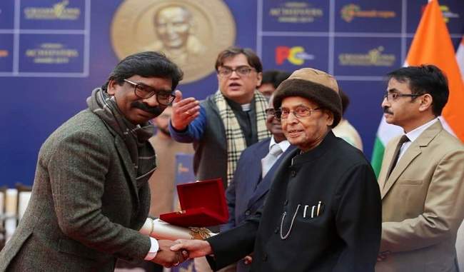 पूर्व राष्ट्रपति मुखर्जी ने हेमंत सोरेन को चैंपियन ऑफ चेंज पुरस्कार से नवाजा