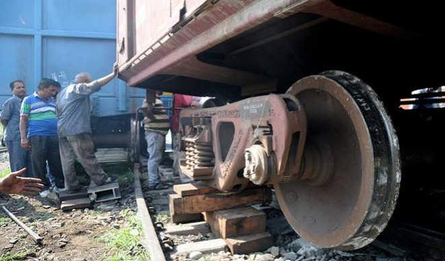 goods-train-derails-near-kurla-harbour-line-services-hit