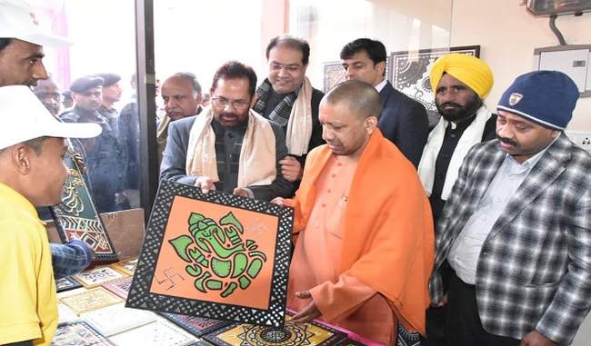 cm-yogi-and-union-minister-naqvi-inaugurated-the-hunar-haat-showing-their-skills-in-every-corner-of-the-country