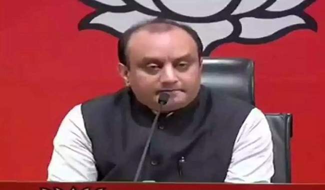 sudhanshu-trivedi-on-booklet-controversy-read-midnight-children-to-know-gandhi-family