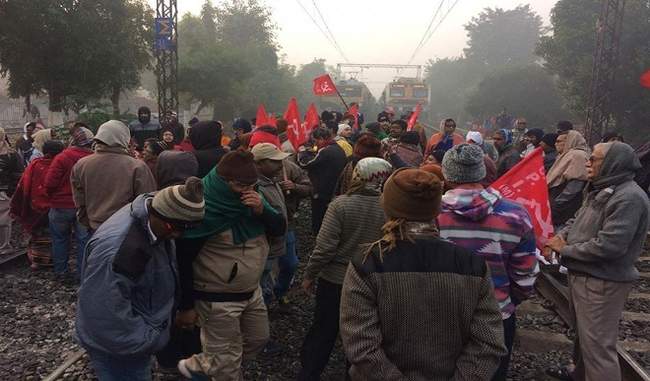 all-india-strike-by-trade-unions-hits-railway-traffic-in-odisha-bengal