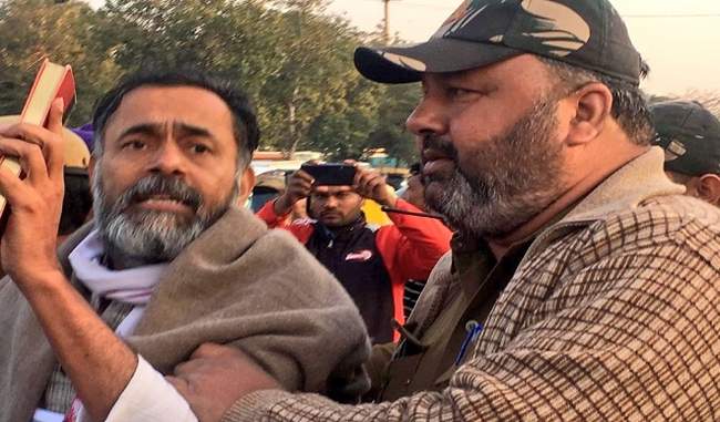 योगेंद्र यादव के साथ प्रशांत भूषण को दिल्ली पुलिस ने हिरासत में लिया
