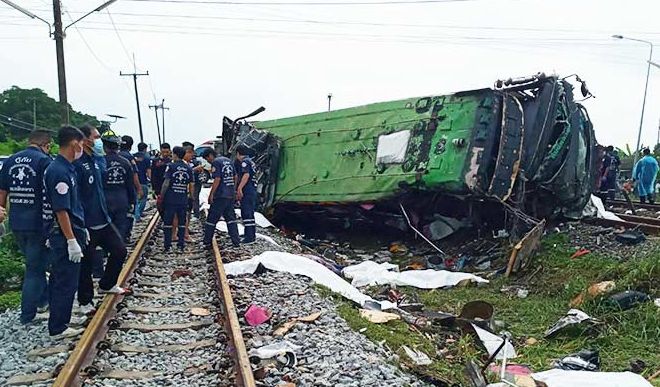 Major accident in Thailand, 17 killed in bus and train collision
