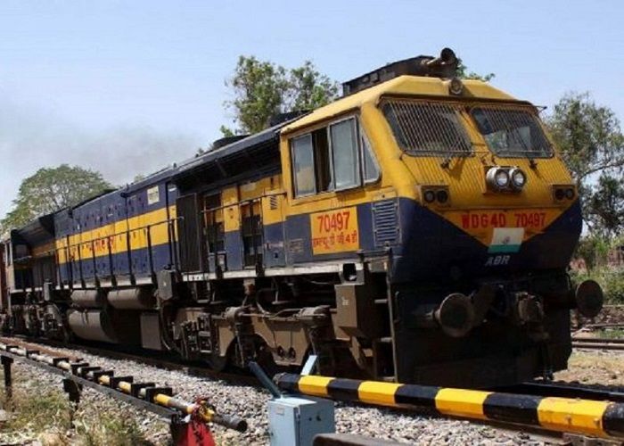 नवरात्रि से ठीक पहले रेल यात्रियों को बड़ा झटका, वंदे भारत एक्प्रेस समेत दो दर्जन से अधिक ट्रेनें हुईं रद्द