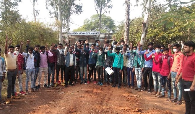 गुना जिले के विद्यार्थीयों ने की छात्रावास खोलने की माँग, जिला शिक्षा अधिकारी को दिया ज्ञापन
