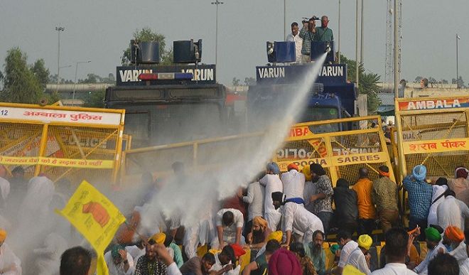 हरियाणा पुलिस ने किसानों की भीड़ को तितर-बितर करने के लिए वाटर कैनन किया इस्तेमाल, दागे आंसू गैस के गोले