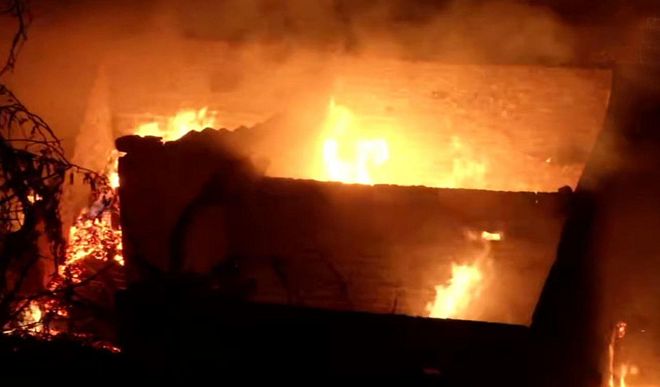 दिल्ली के कीर्ति नगर इलाके में लगी भीषण आग, 50 झोपड़ी जलकर खाक