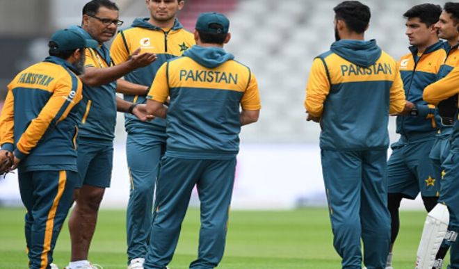 पाकिस्तान टीम के 6 खिलाड़ी कोरोना पॉजिटिव, प्रोटोकॉल तोड़ने का लगा आरोप