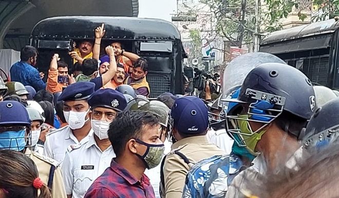 कोलकाता में मजेरहाट पुल की ओर बढ़ रहे भाजपा कार्यकर्ताओं की पुलिस के साथ हुई झड़प