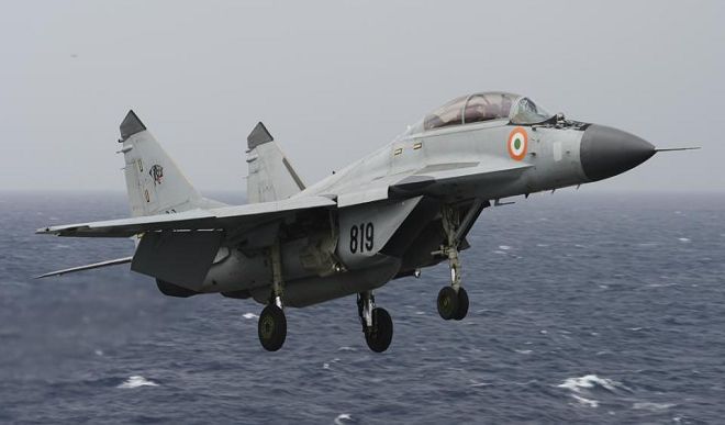 नौसेना का 'मिग-29के' प्रशिक्षु विमान अरब सागर में दुर्घटनाग्रस्त, एक पायलट लापता