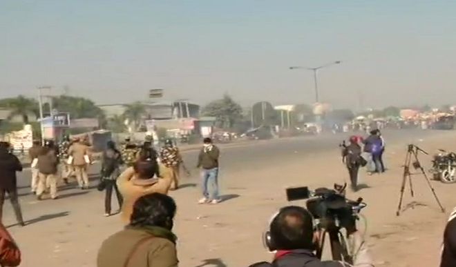 कृषि कानूनों के खिलाफ दिल्ली चलो मार्च, पुलिस ने सिंघु बॉर्डर सीमा पर किसानों को हटाने के लिए दागे आंसू गैस के गोले