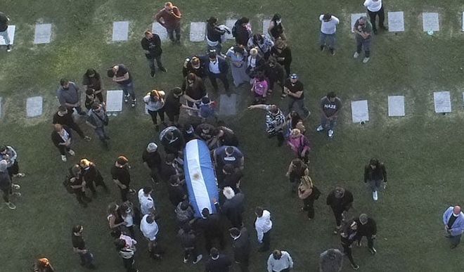 हजारों की तादाद में फुटबॉलप्रेमियों ने अपने महानायक डिएगो माराडोना को दी अंतिम विदाई