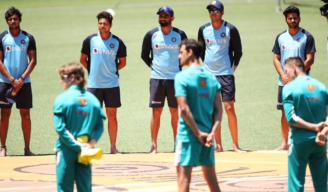 मैच से पहले भारत और ऑस्ट्रेलियाई टीम ने घेरा बनाकर किया नस्लवाद का विरोध, बांधी काली पट्टी