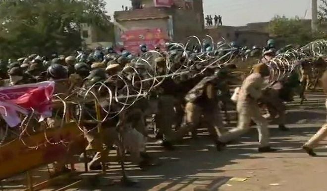 किसान प्रदर्शन: दिल्ली पुलिस ने किसानों को रोकने के लिए आंसू गैस के गोले दागे, पानी की बौछारें की