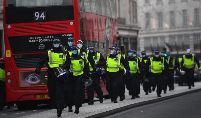 लंदन में लॉकडाउन के विरोध में प्रदर्शन कर रहे 150 से अधिक लोग गिरफ्तार
