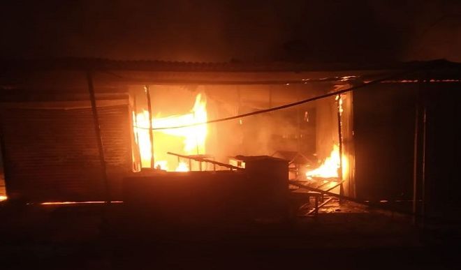 विदिशा जिले के ग्राम पथरिया में लगी भीषण आग, पांच दुकानें जलकर हुई खाक