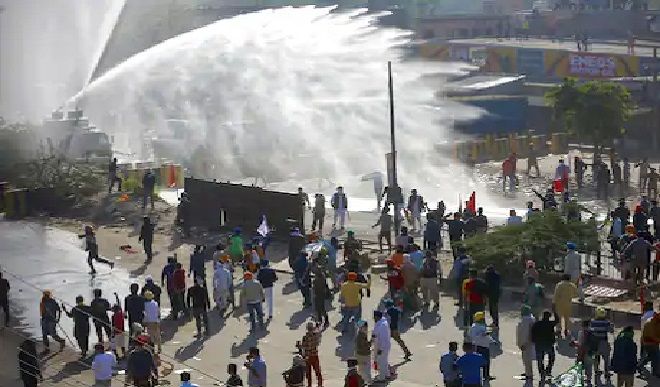 किसान आंदोलन पर शिवसेना का BJP पर हमला, कहा-  शीतलहर में किसानों पर पानी की बौछारें करना क्रूरता
