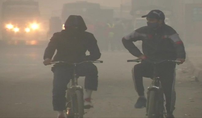 दिल्ली में छाया घना कोहरा, वायु गुणवत्ता खराब श्रेणी में रही