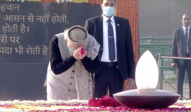 अटल बिहारी वाजपेयी की 96वीं जयंती पर प्रधानमंत्री मोदी ने 'सदैव अटल' समाधि पर पुष्पांजलि अर्पित की