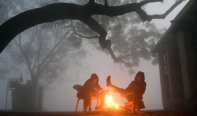 उत्तर भारत में पड़ रही है कड़ाके की ठंड, कई जगहों पर न्यूनतम तापमान सामान्य से कम रहा