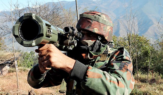 कश्मीर में सेना का ‘मिशन स्माइल’, जवान ने संता बनकर घाटी में बाटें बच्चों तो तोहफे