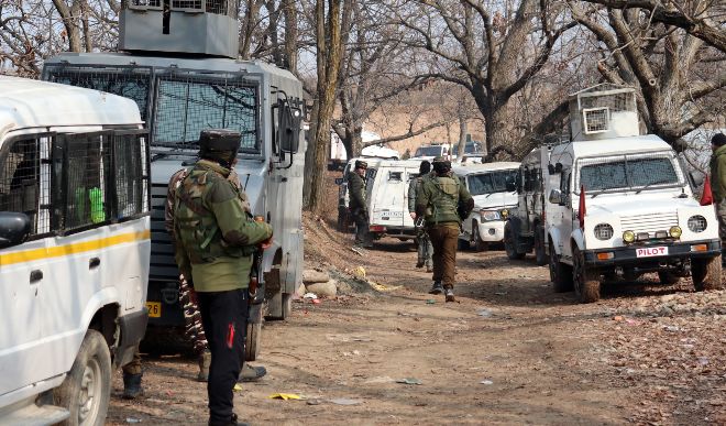 जम्मू कश्मीर के शोपियां में सुरक्षाबलों और आतंकवादियों के बीच मुठभेड़